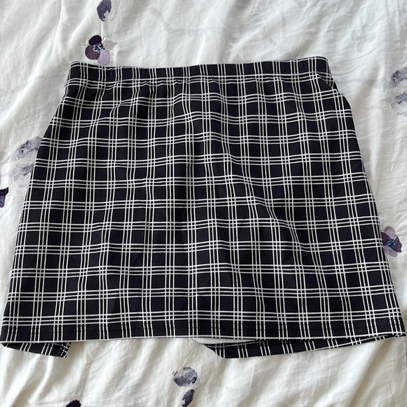 SHEIN dark blue and white checkered short skirt - Picture 2 of 3